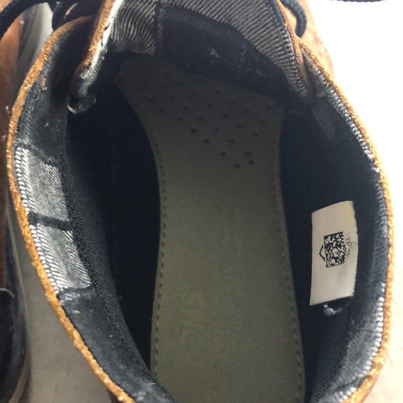 TOMS Pull On Waterproof Leather Chukka Boots - Picture 4 of 4